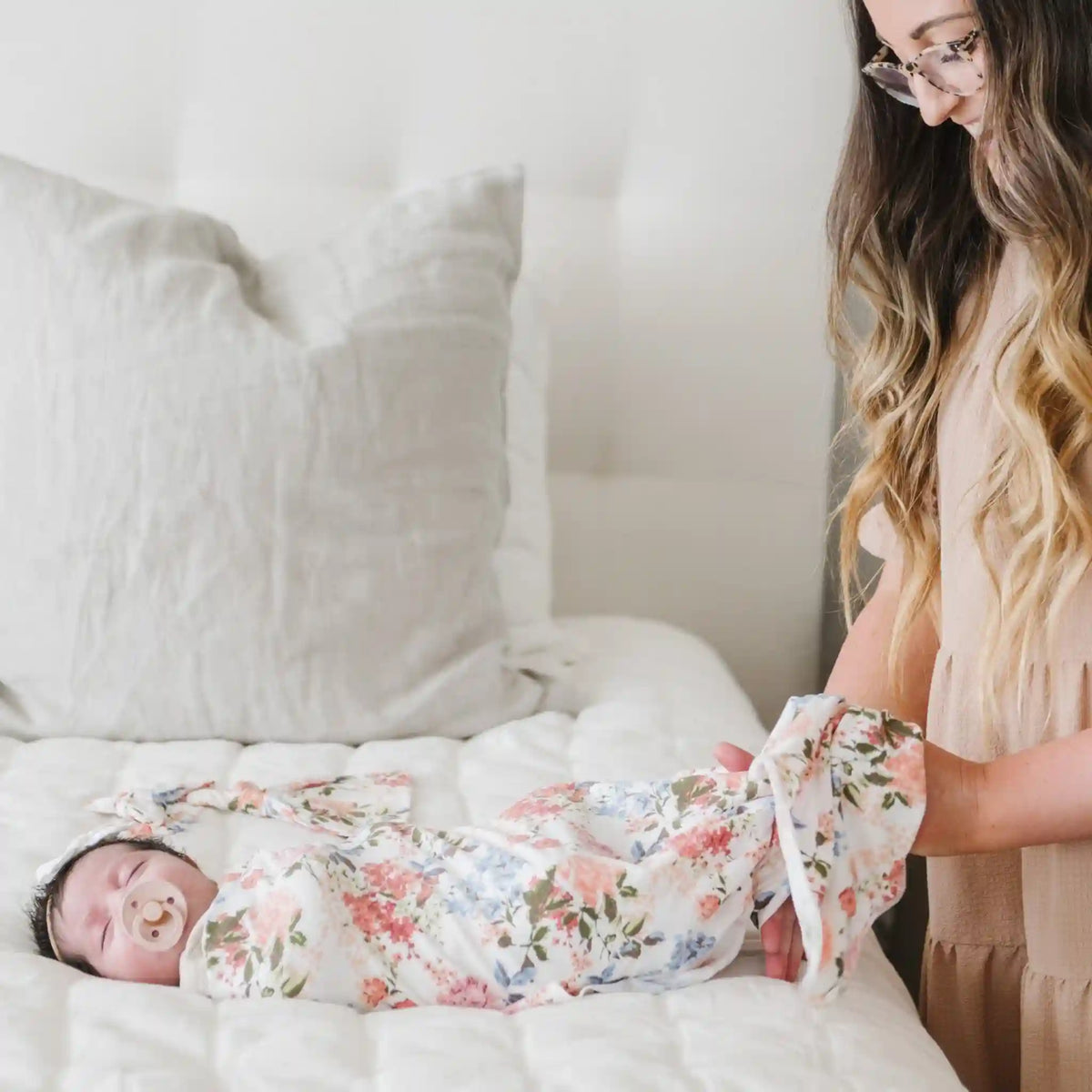 STRETCHY SWADDLES, HATS & BOWS